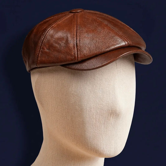 Béret casquette en cuir de vache marron posé sur mannequin