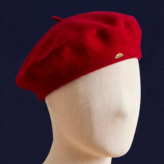 Béret basque rouge posé sur mannequin
