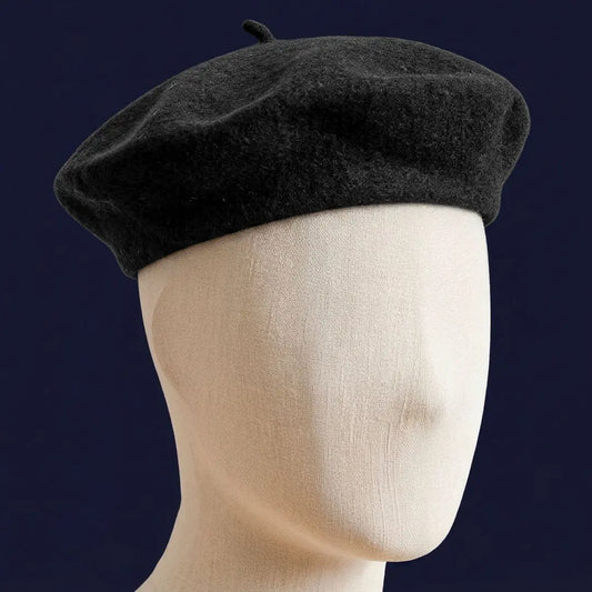 Béret basque noir porté sur mannequin