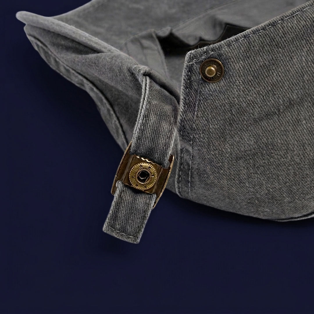 Détail du système d’ajustement du béret casquette en coton gris