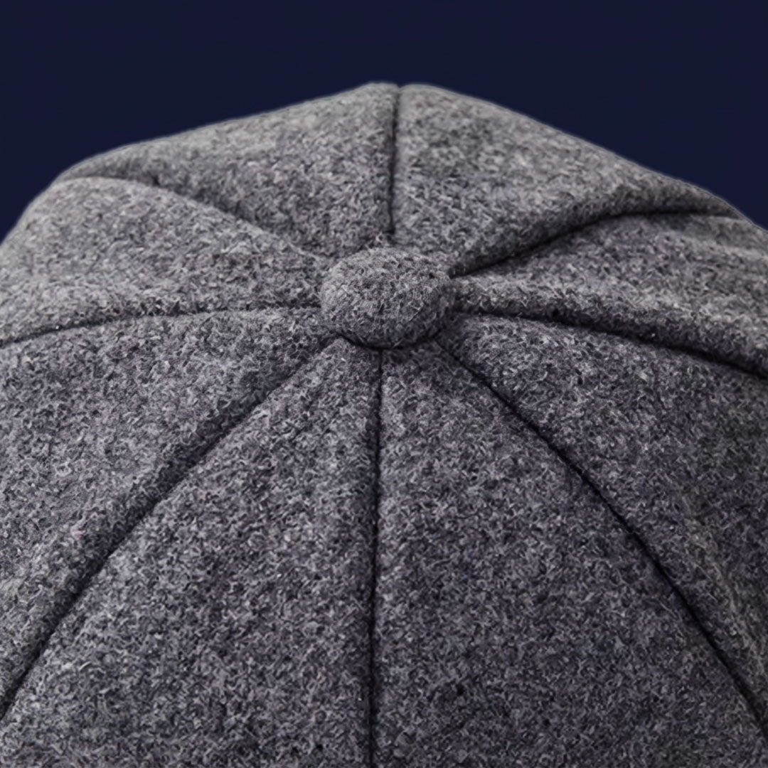 Détail du dessus du béret gavroche avec bouton central