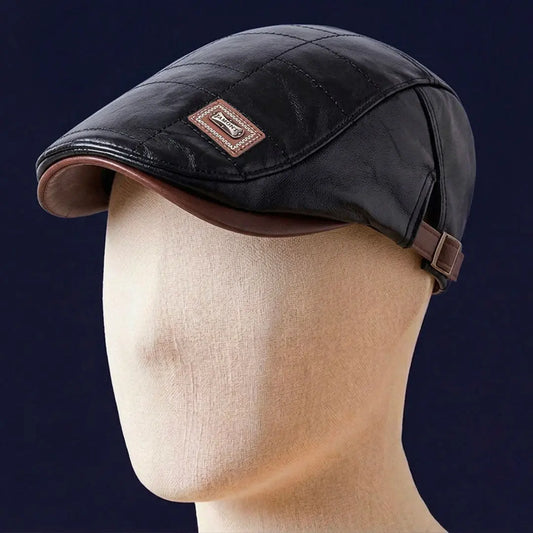 Béret casquette homme en simili cuir noir porté de profil