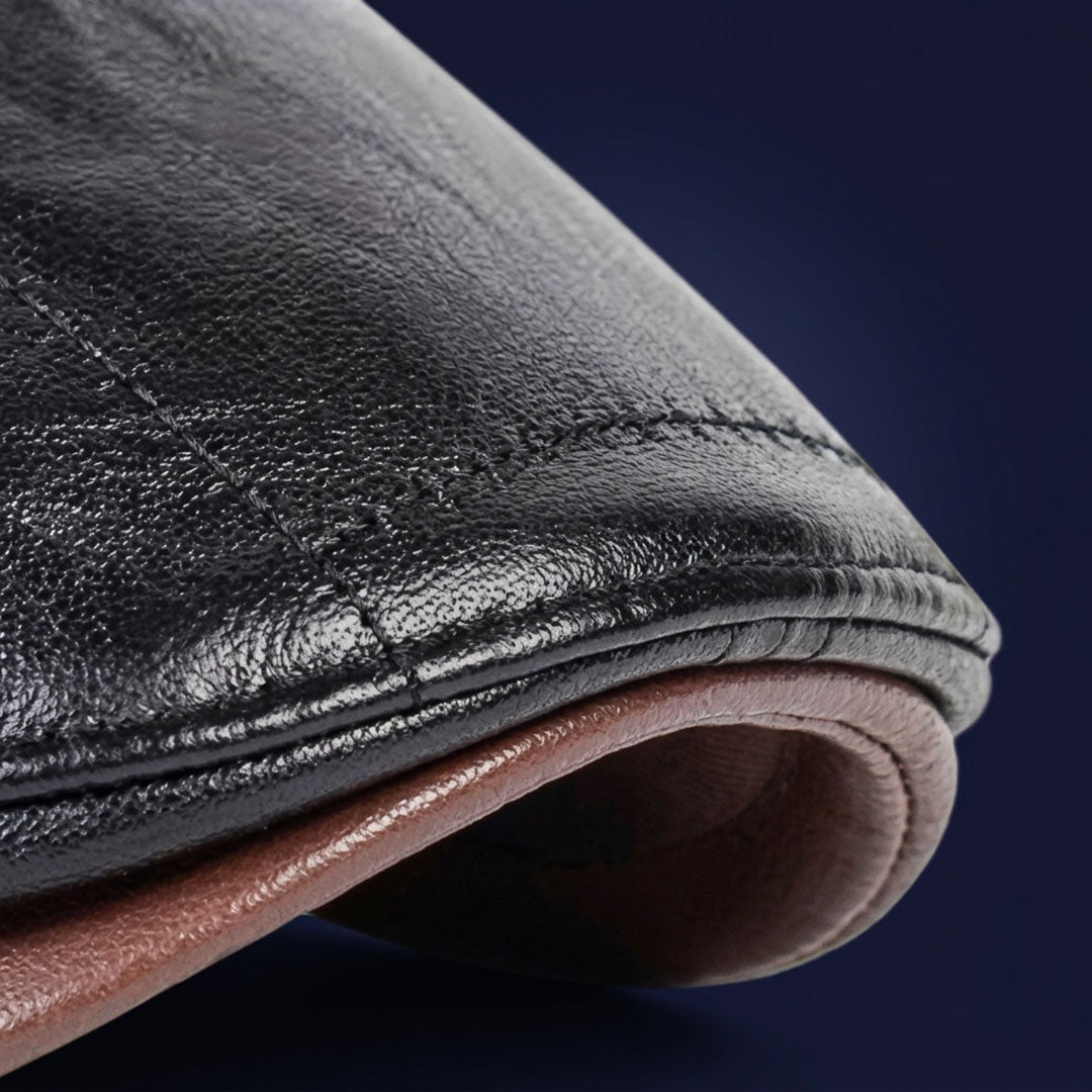 Détail de la visière du béret casquette en simili cuir