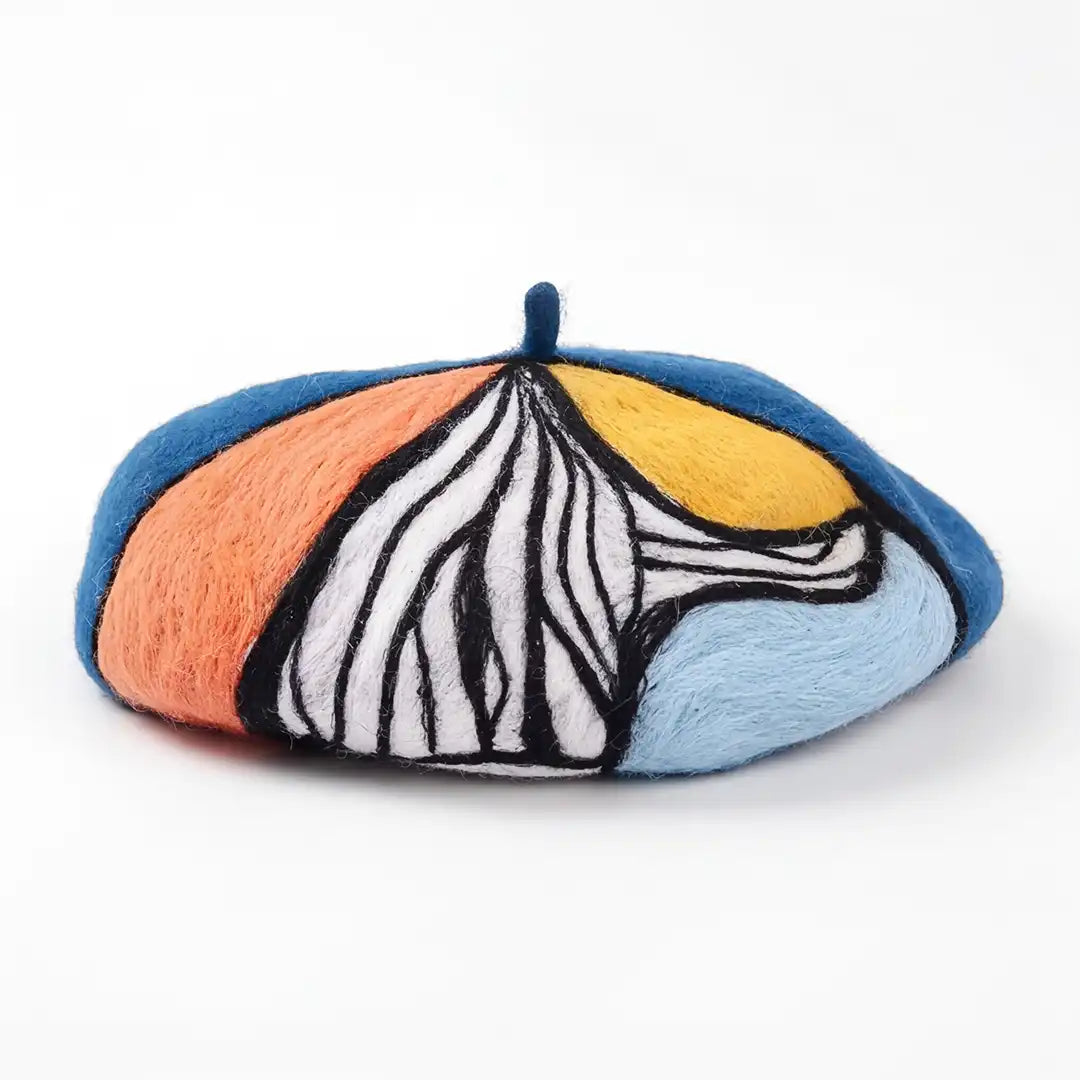 Béret basque femme Julie en laine bleu avec motif multicolore feutré, taille unique 55-58 cm