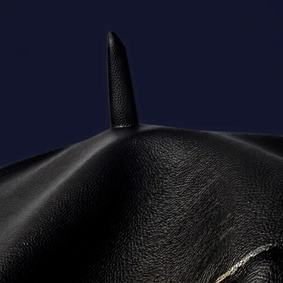 Gros plan tige centrale béret basque femme simili cuir Anna noir - La Maison du Béret