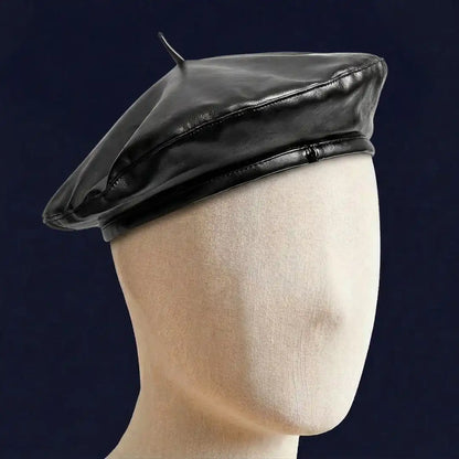 Béret basque femme simili cuir noir Anna sur mannequin - La Maison du Béret
