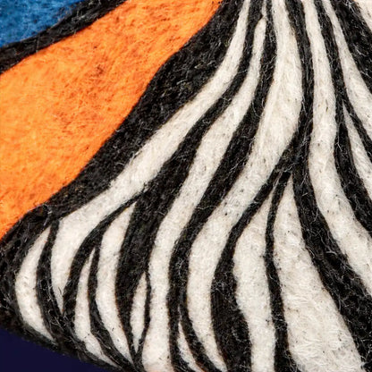 Zoom sur le motif feutré noir et blanc du béret basque femme Julie en laine, automne hiver