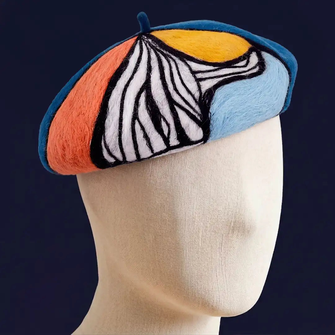 Béret basque femme Julie en laine bleu motif multicolore feutré sur mannequin, vue de profil
