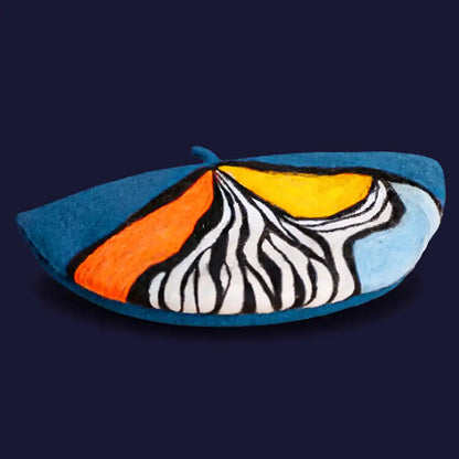 Béret basque femme Julie en laine bleu motif multicolore feutré, vue aplatie de face
