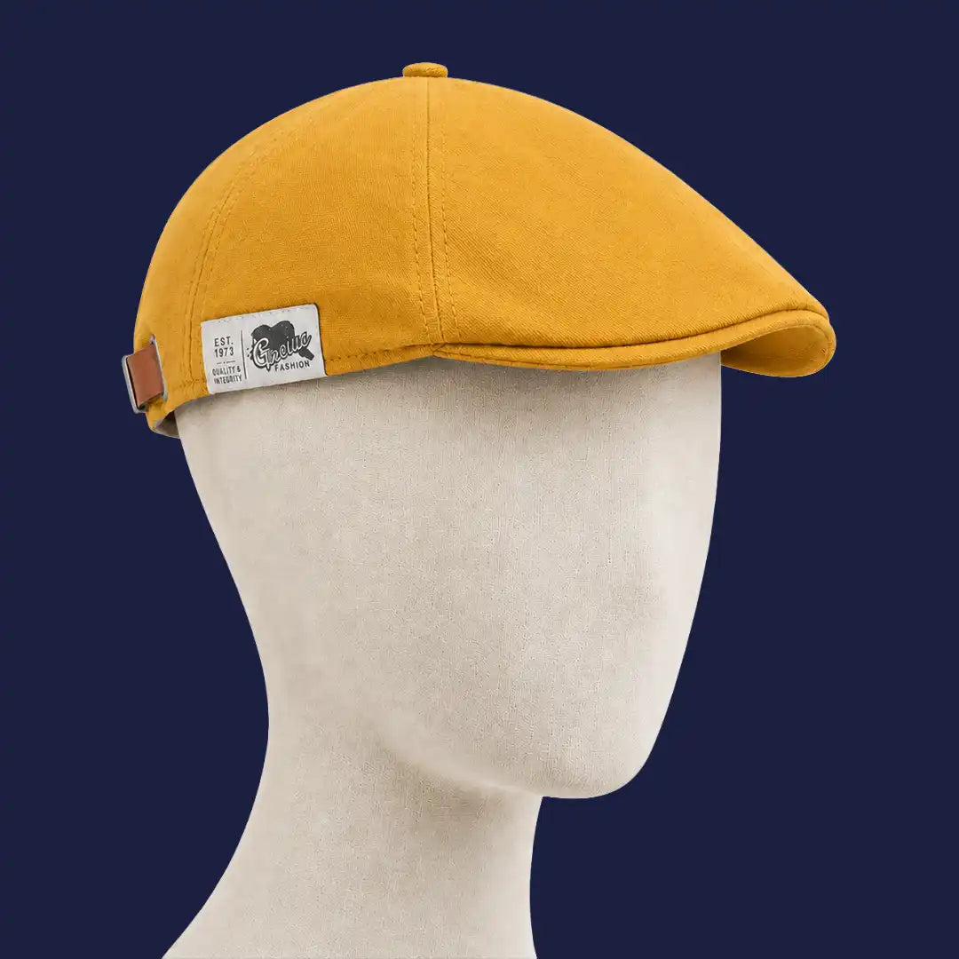 Béret casquette Enzo en coton jaune moutarde porté