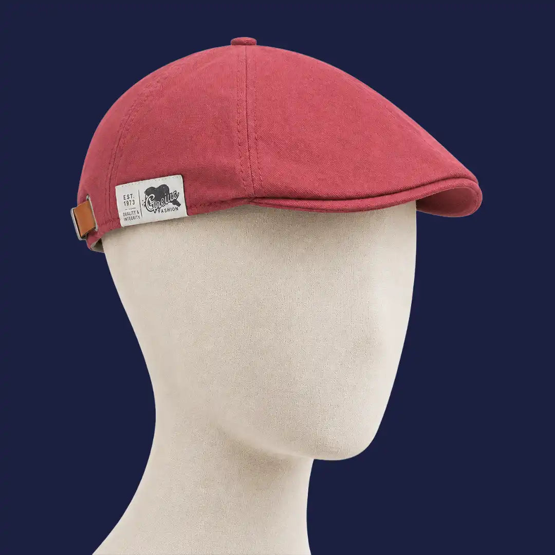 Béret casquette Enzo en coton rouge bordeaux porté