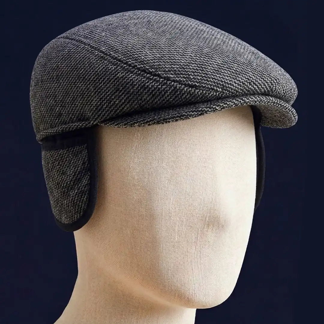 Béret casquette plate homme en coton mélangé gris avec cache-oreilles dépliés sur mannequin - La Maison du Béret