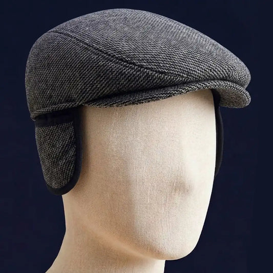 Béret casquette plate homme en coton mélangé gris avec cache-oreilles dépliés sur mannequin - La Maison du Béret
