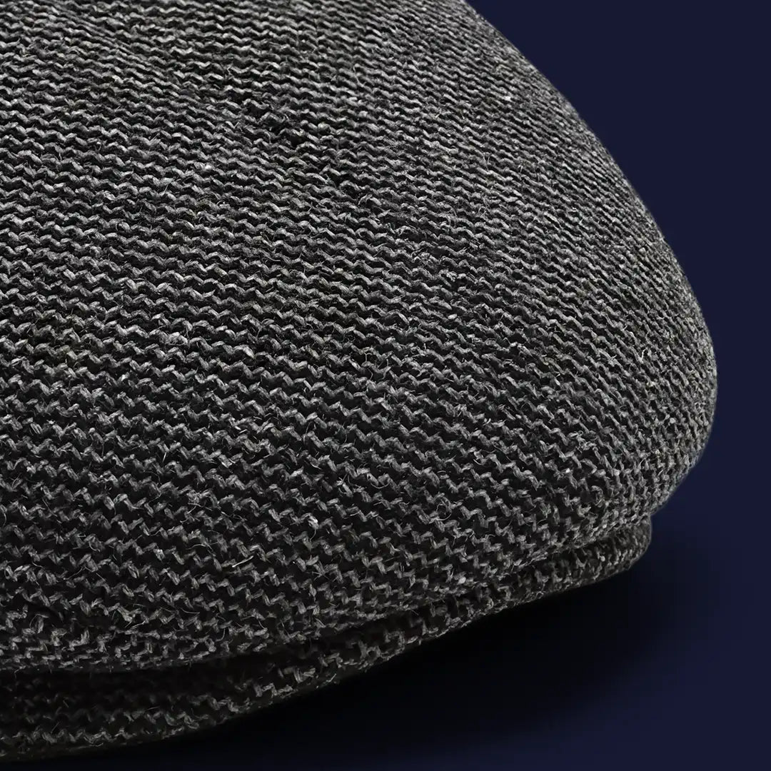 Gros plan sur la texture coton mélangé du béret casquette plate homme Romain, coloris gris