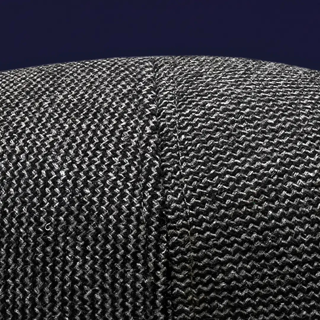 Gros plan sur le dessus du béret casquette plate homme Romain montrant la texture coton mélangé noir