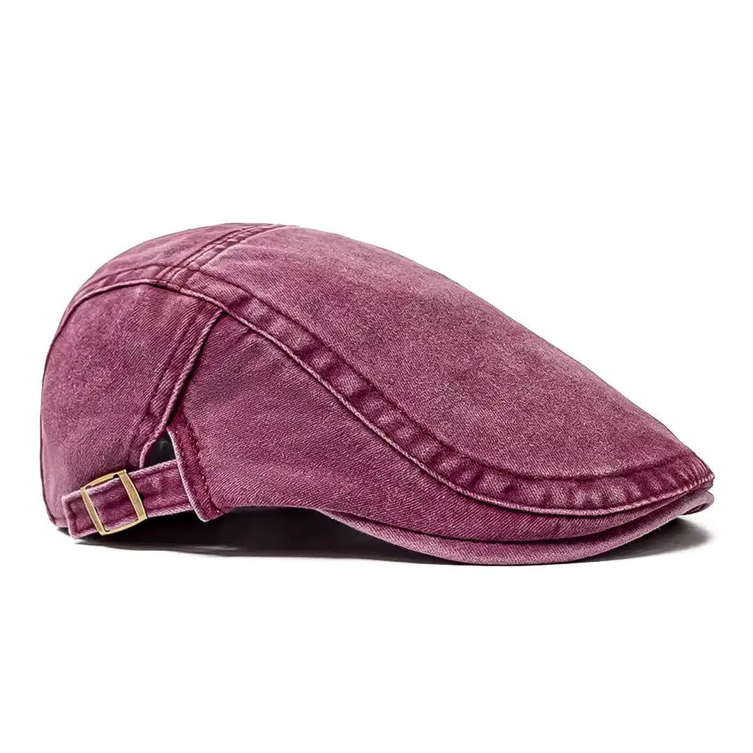 Casquette plate en coton rouge avec boucle dorée sur sangle ajustable