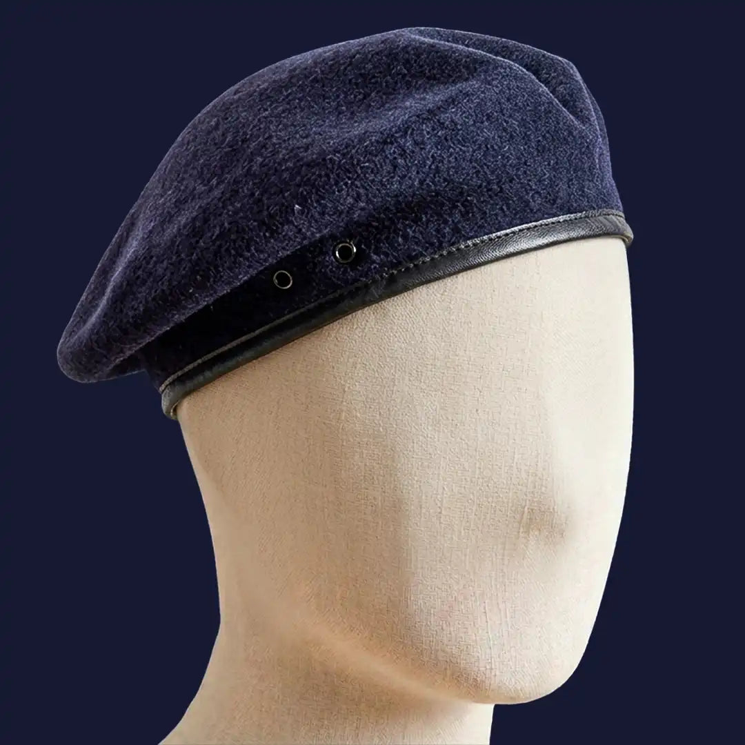 Béret militaire Valentin bleu marine en laine mélangée ajustable sur mannequin, vue de profil