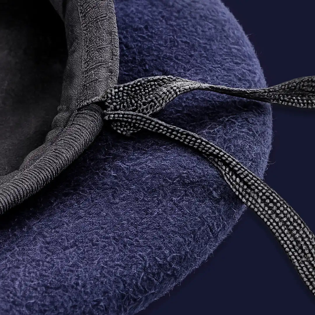 Zoom sur le cordon de serrage ajustable du béret militaire Valentin en laine mélangée bleu marine