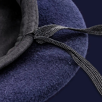 Zoom sur le cordon de serrage ajustable du béret militaire Valentin en laine mélangée bleu marine