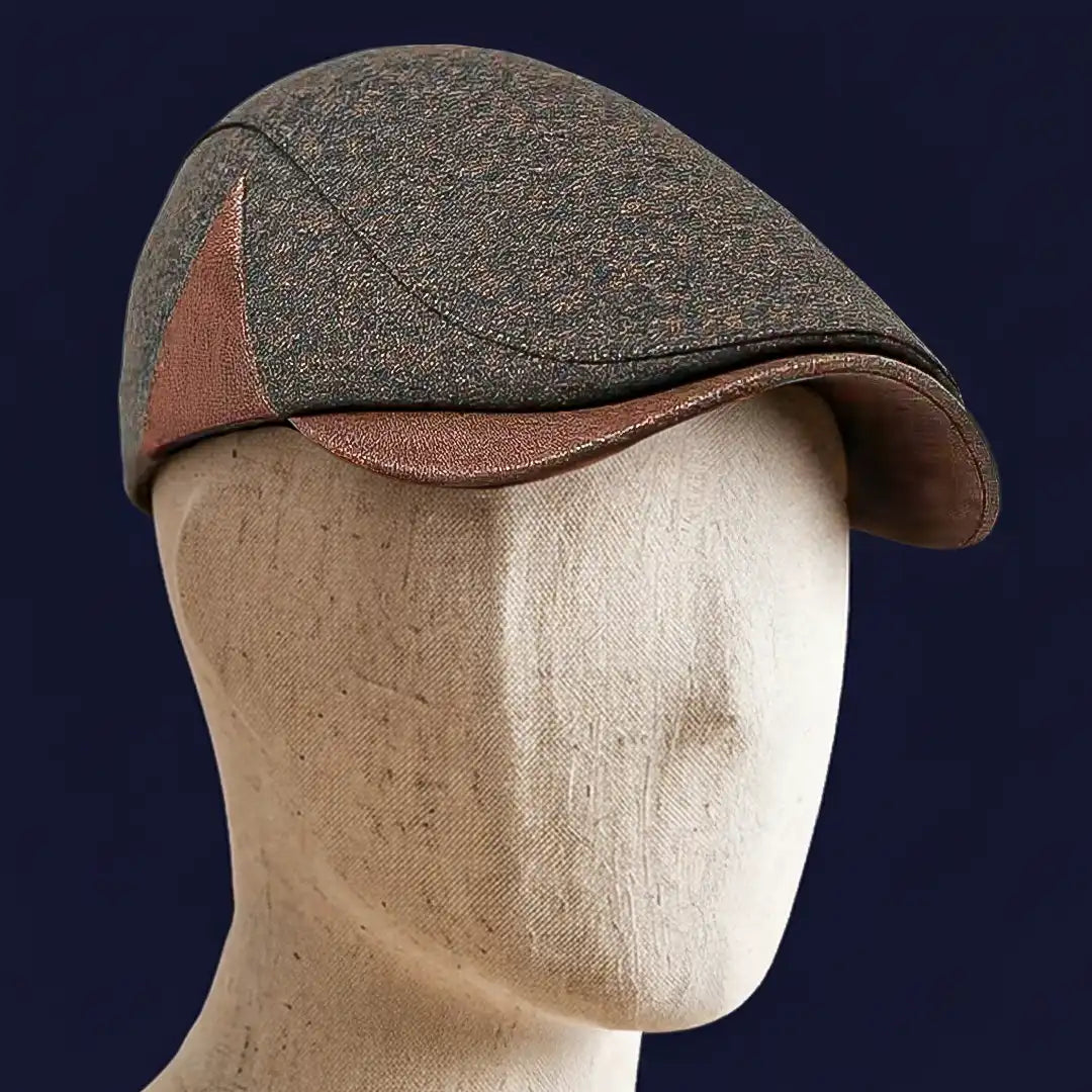 Casquette plate homme coton gris Gabriel détail simili cuir sur mannequin - La Maison du Béret