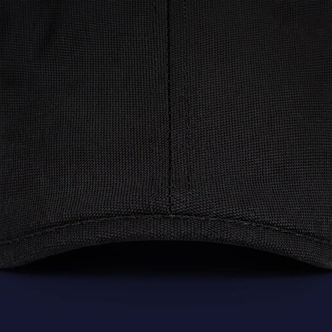 Gros plan visière et coutures casquette plate unisexe Enzo noire - La Maison du Béret