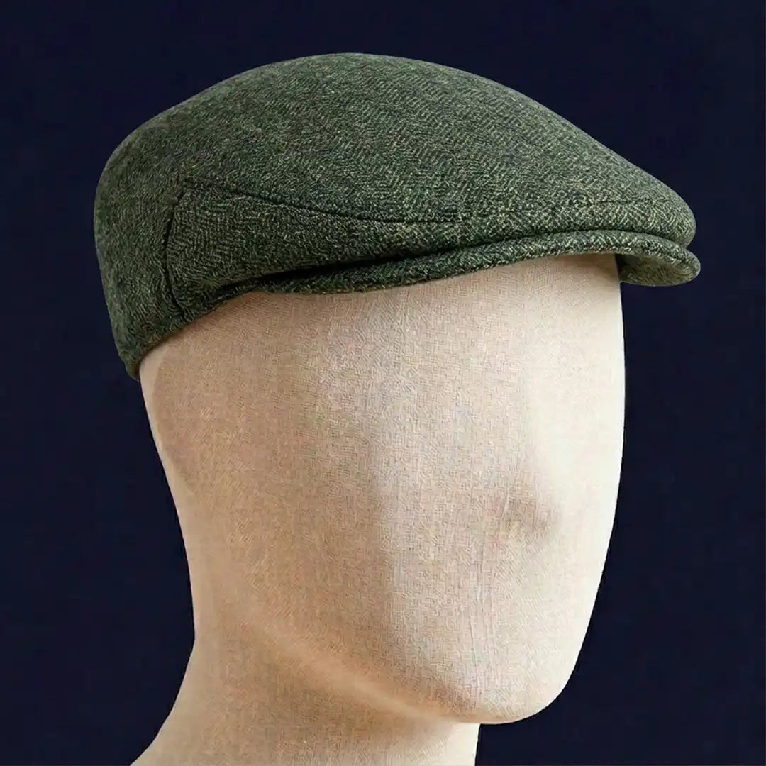 Casquette plate unisexe laine chevrons vert Daniel sur mannequin - La Maison du Béret