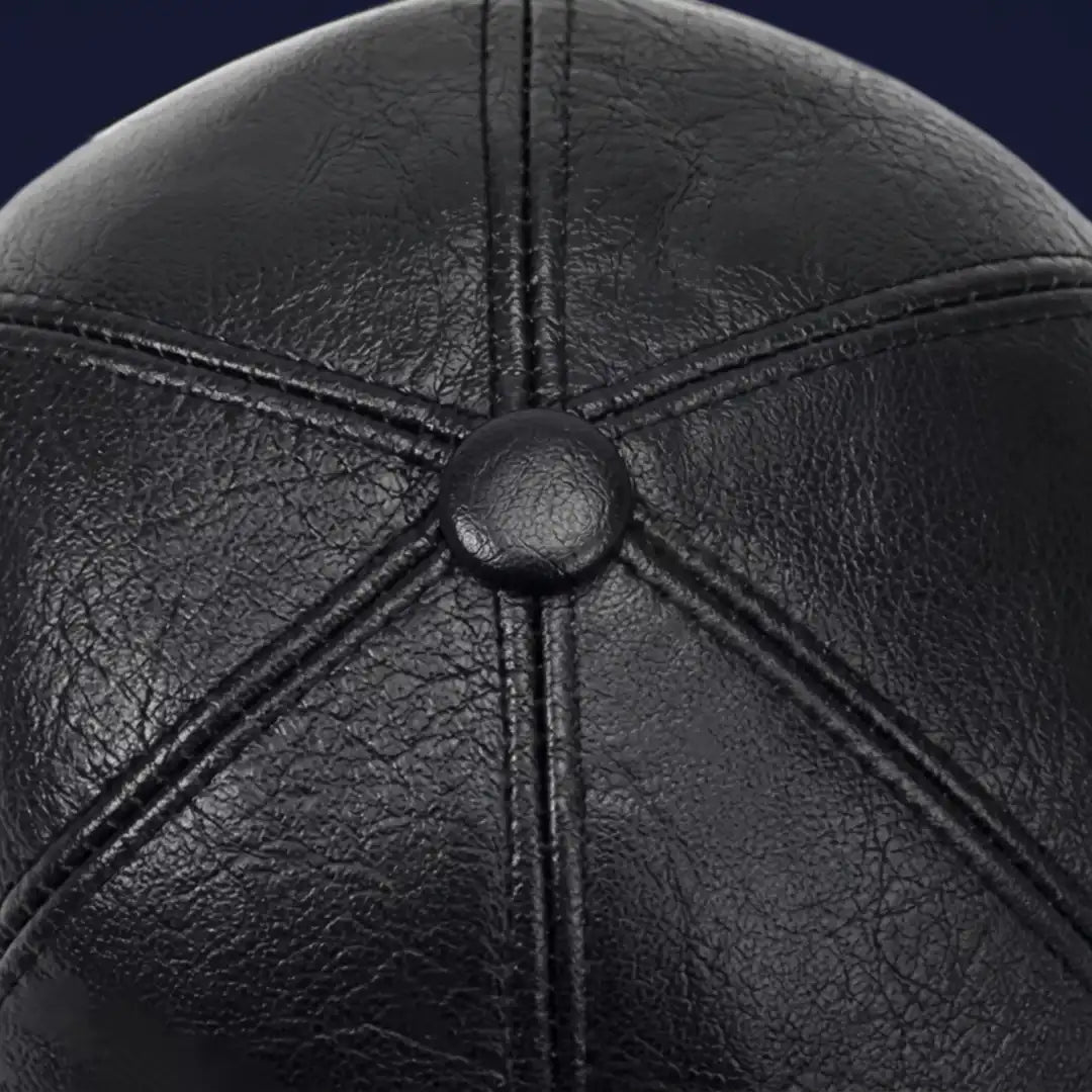 Gros plan coutures et bouton dessus casquette simili cuir homme Stéphane noire