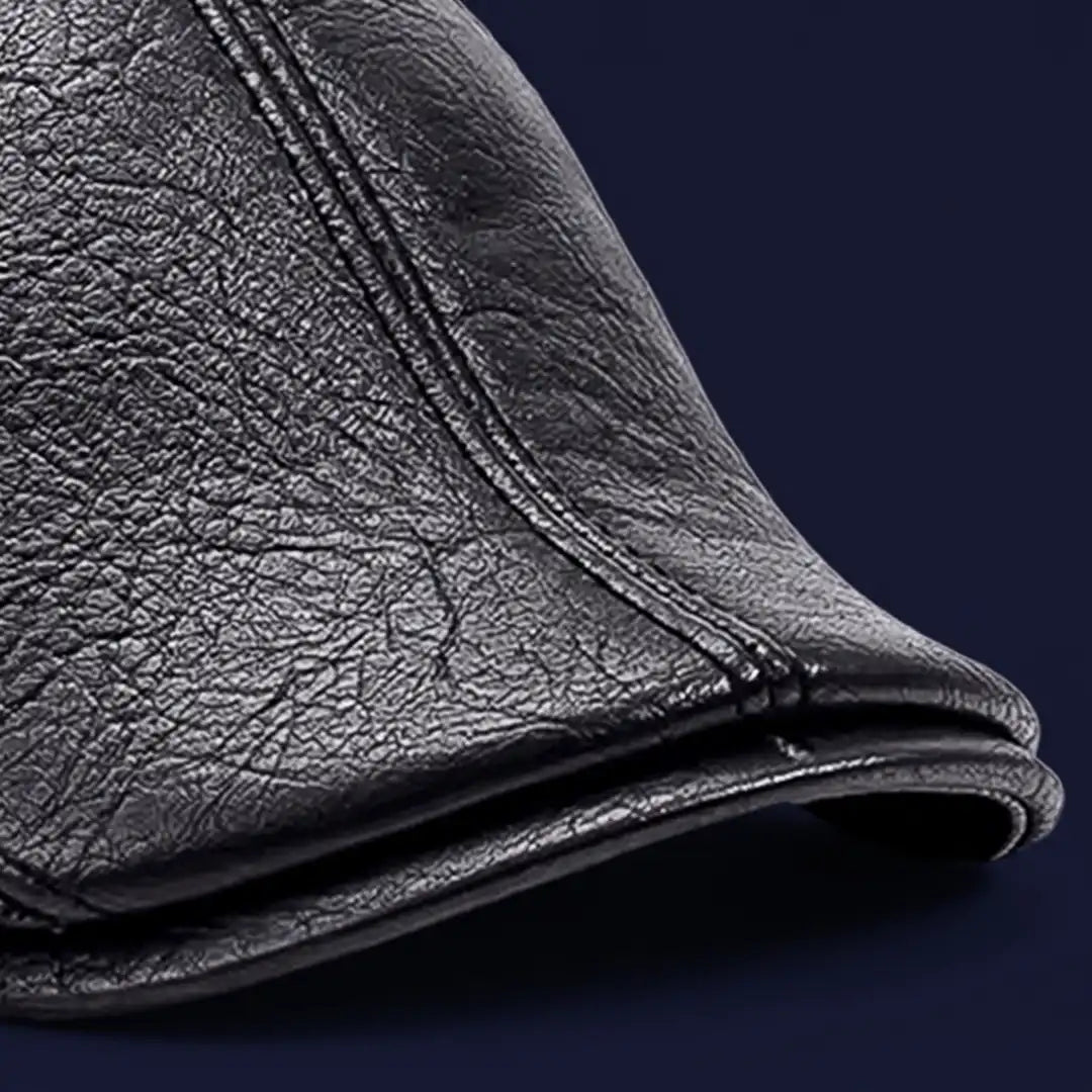 Gros plan texture simili cuir et visière casquette homme Stéphane noire - La Maison du Béret