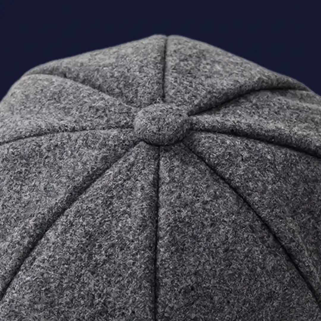 Gros plan coutures dessus béret gavroche unisexe Aurore coton gris - La Maison du Béret